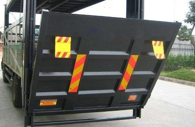 關(guān)于汽車(chē)尾板設(shè)備的使用過(guò)程和特點(diǎn)，一起來(lái)看看吧！